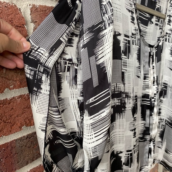 Flattering top sits at waist and has split sleeves - Picture 4 of 6